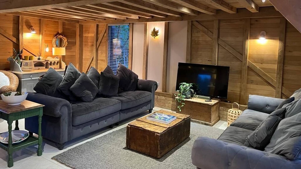 Ware House | The Hen House: Cosy Retreat, Scenic Countryside