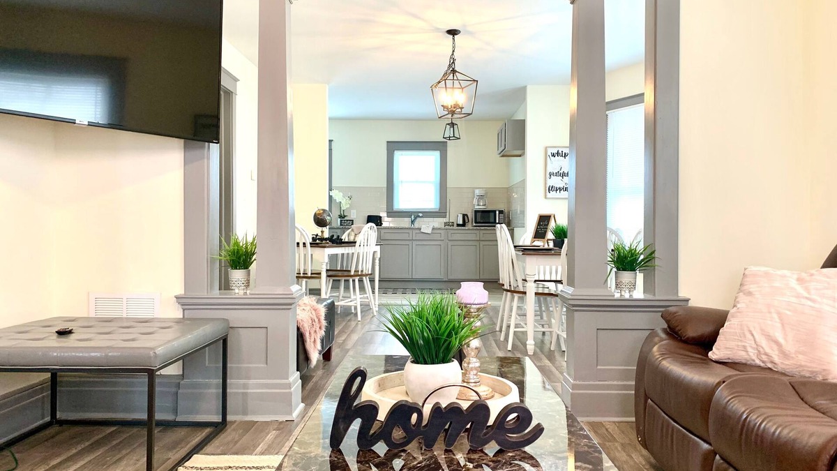 Niagara Falls Villa | The Hennepin House-Private Yard &Parking