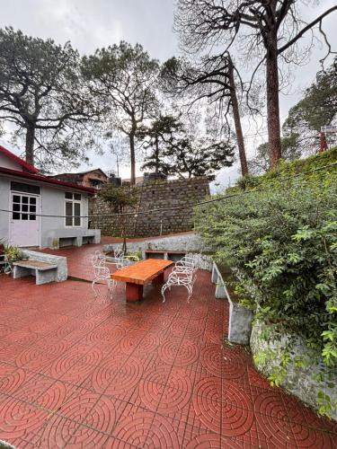 Kasauli Apartment | The Heritage manor l on mall road Kasauli l Private Lawn l 2 Min walk to heritage market