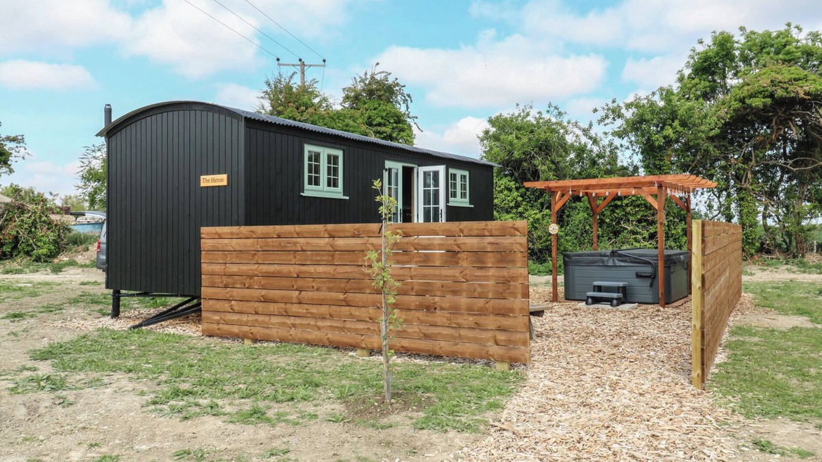 Cambridge Cottage | THE HERON, pet friendly, with hot tub in Bottisham