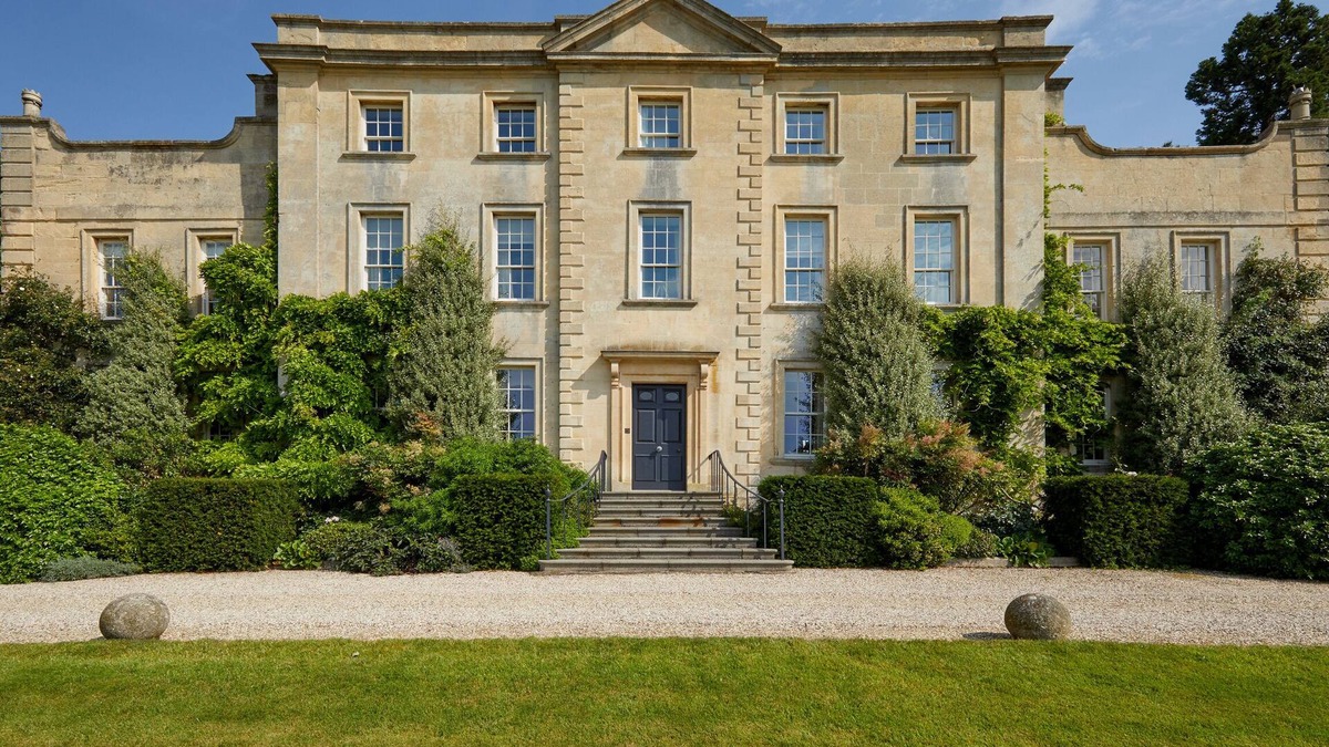 Cheltenham House | The Hewletts is an impeccably restored and exquisitely-presented Georgian manor home