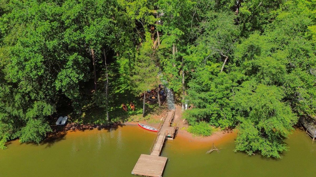 Southmont House | The High Rock Hideout is a 3-bedroom home on High Rock Lake