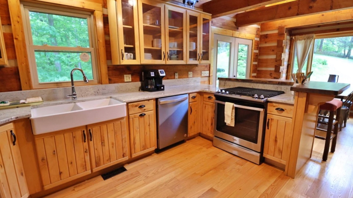 Cherokee Cabin | The Highland: Firepit, Loft Patio, Panoramic Views, Pet friendly, Gas Fireplace, Full Kitchen
