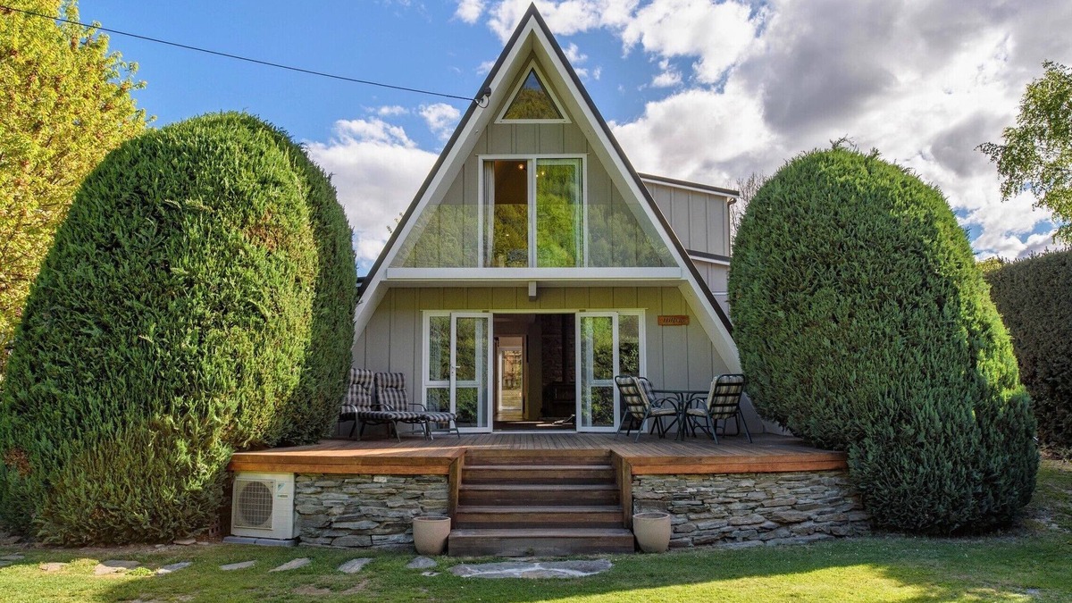 Arrowtown Cottage | The Hillvue with Spa - Arrowtown Holiday Home