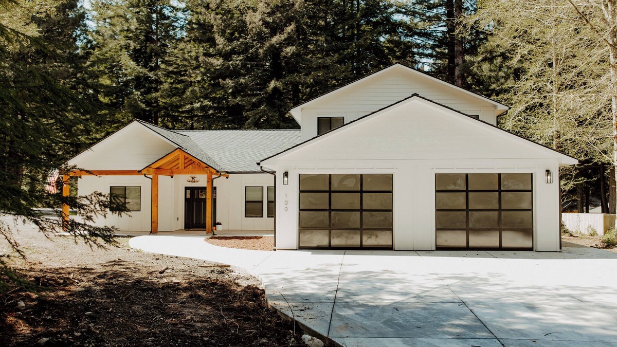 Crescent City House | The Hiouchi House with Hot Tub