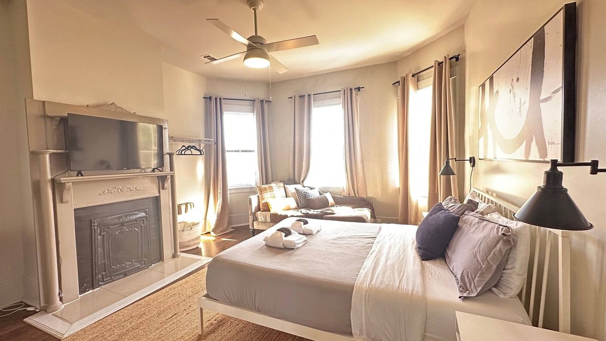 Thomas Square House | The Historic Darling House + Hot tub in Downtown Savannah! Great for Groups!