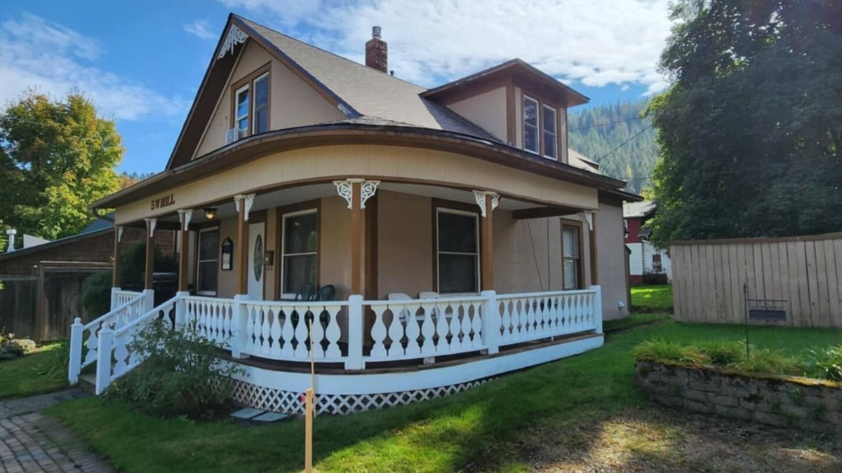 Kellogg House | The Historic Millhouse - Cozy 4-Bedroom Ski Cabin with Hot Tub in Kellogg!