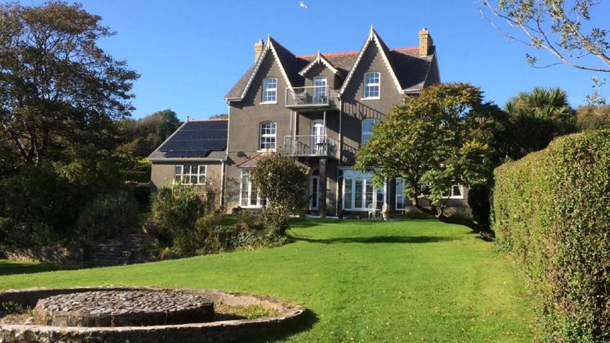 Horton House | The Hollies is situated in the beautiful area of Horton in the Gower Peninsular