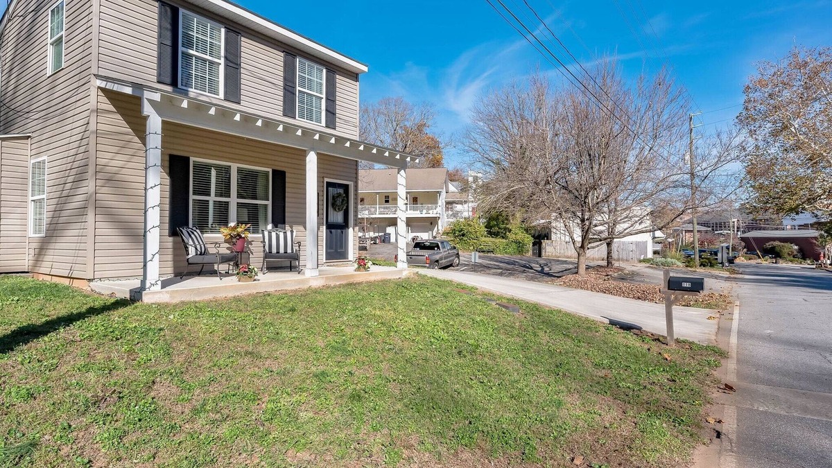 Demorest House | The Holly House In Downtown Demorest 2 Bedroom Home by Redawning