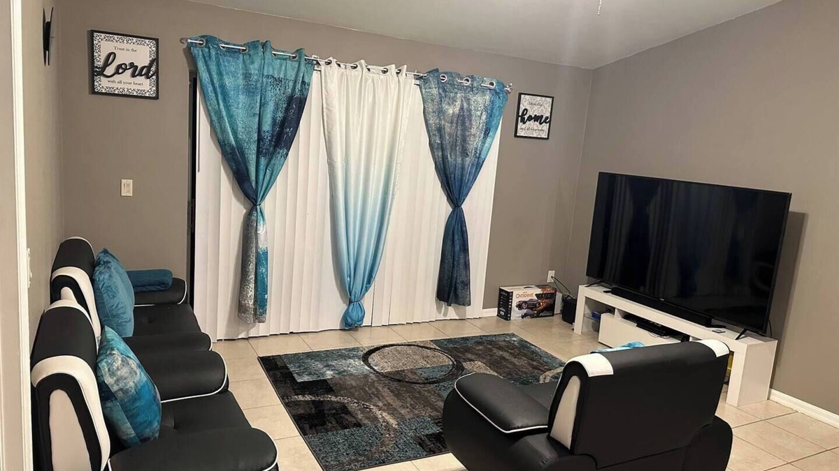 Westminister Apartment | The Holly Residence: 3-bedroom apartment in lovely Lehigh Acres with WiFi, AC