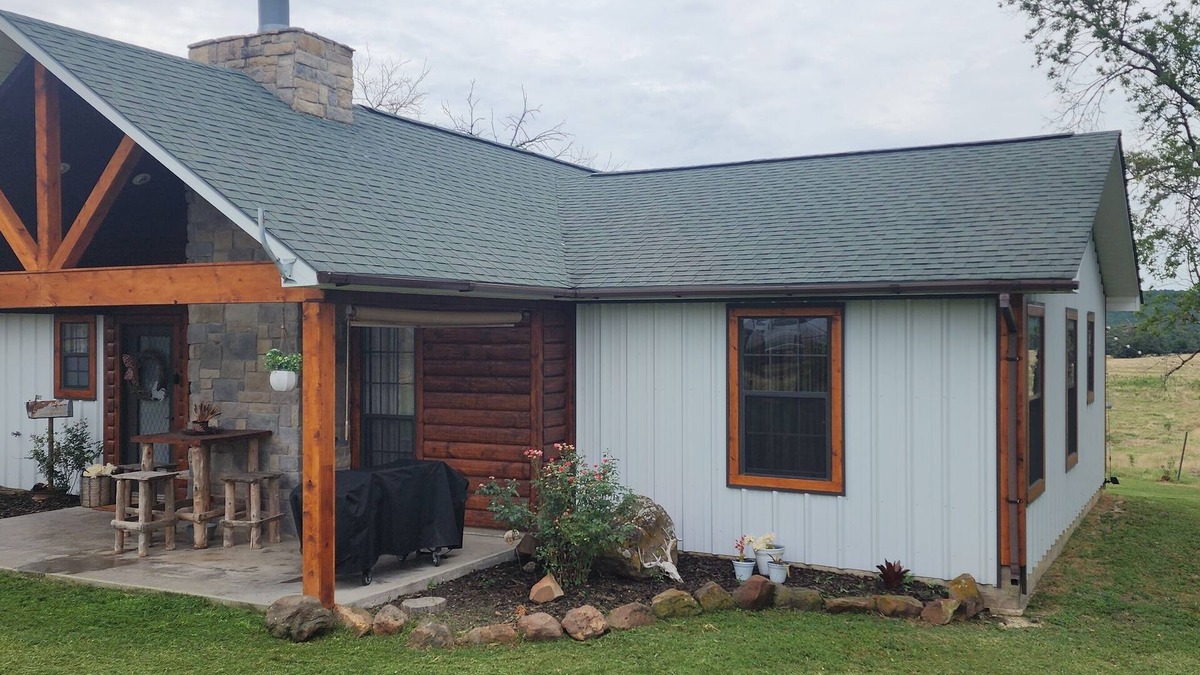 Stringtown House | The home between 2 lakes! Charming 3-bedroom house with AC, WiFi, and much more!