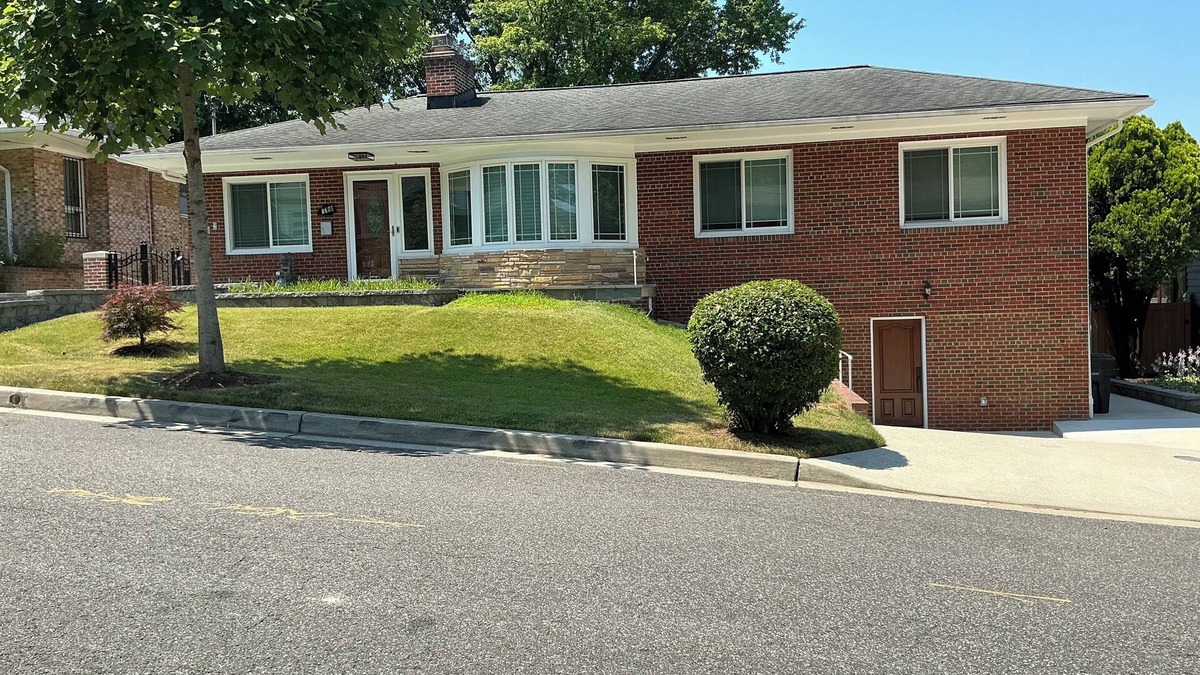 Silver Spring House | The Home in Washington DC, 2 bedrooms, 4 beds, Free parking, & kitchen