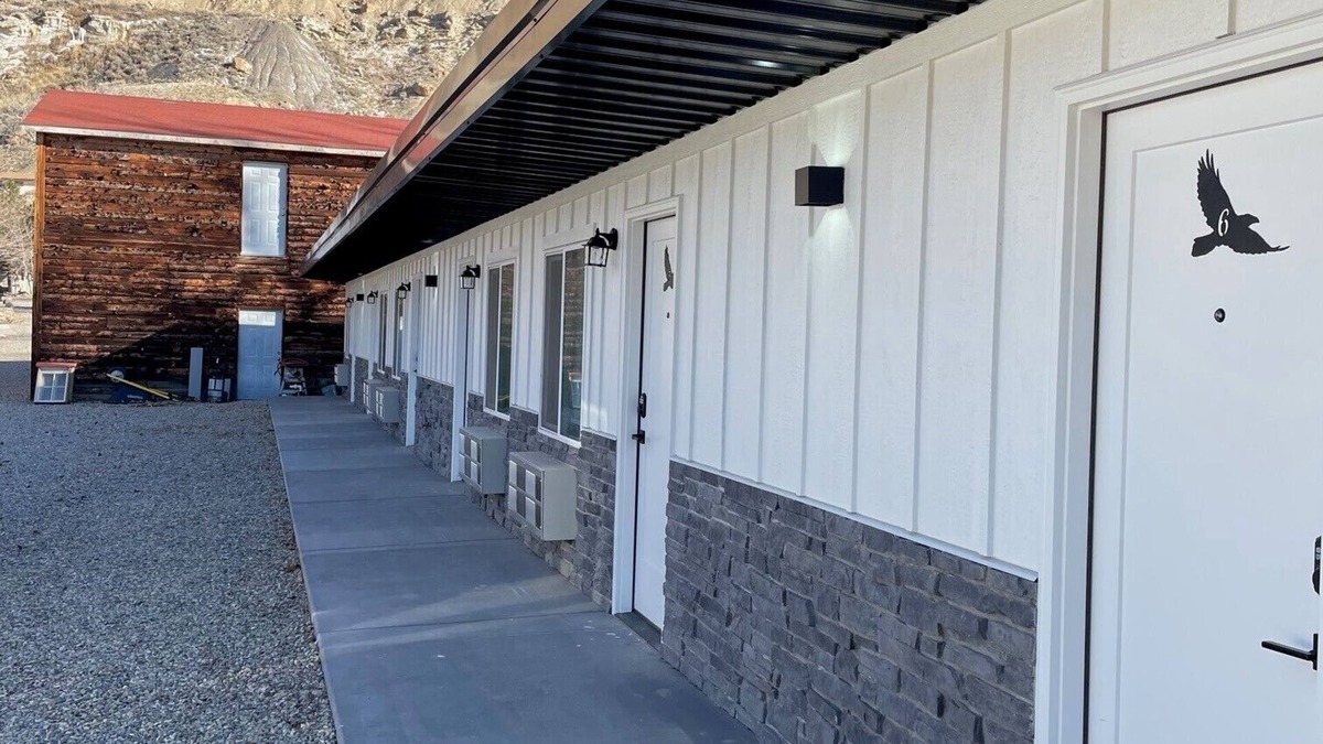Palisade Hotel | The Homestead- 6 Bedroom/Bathroom Motel- Pet Friendly- Entire Property