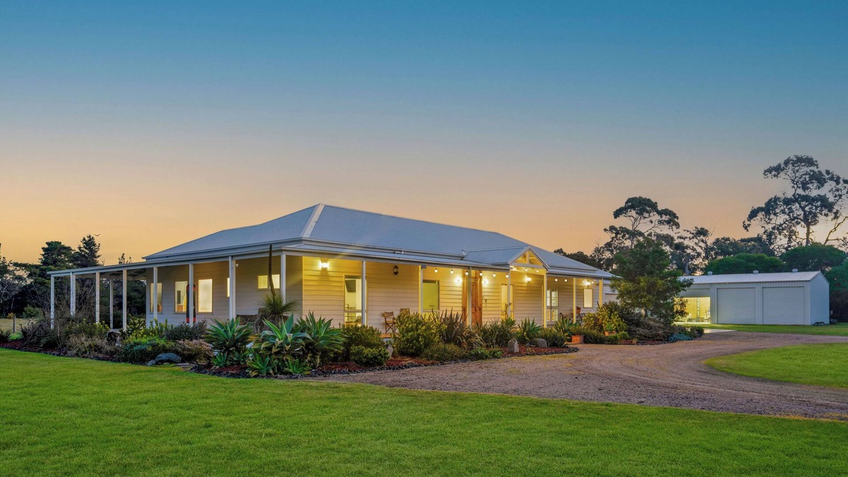Port Albert House | The Homestead at Port Albert. Peaceful and serene, gorgeous 5br homestead.