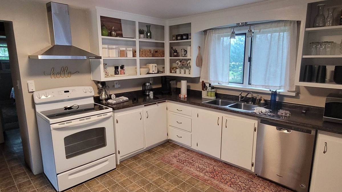 Chassell House | The Homestead - modern beauty, spacious, private, super clean!