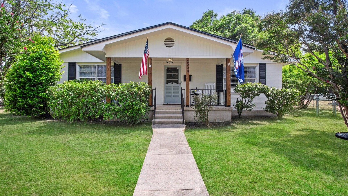 Temple House | The Hometown Cottage is centrally located in the heart of Temple.