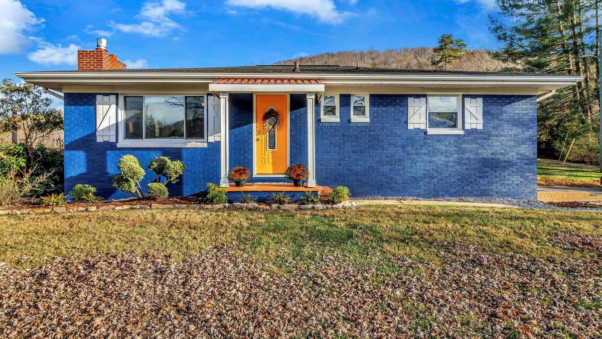 Candler Cottage | The Honeybee Cottage: Conveniently located close to Asheville