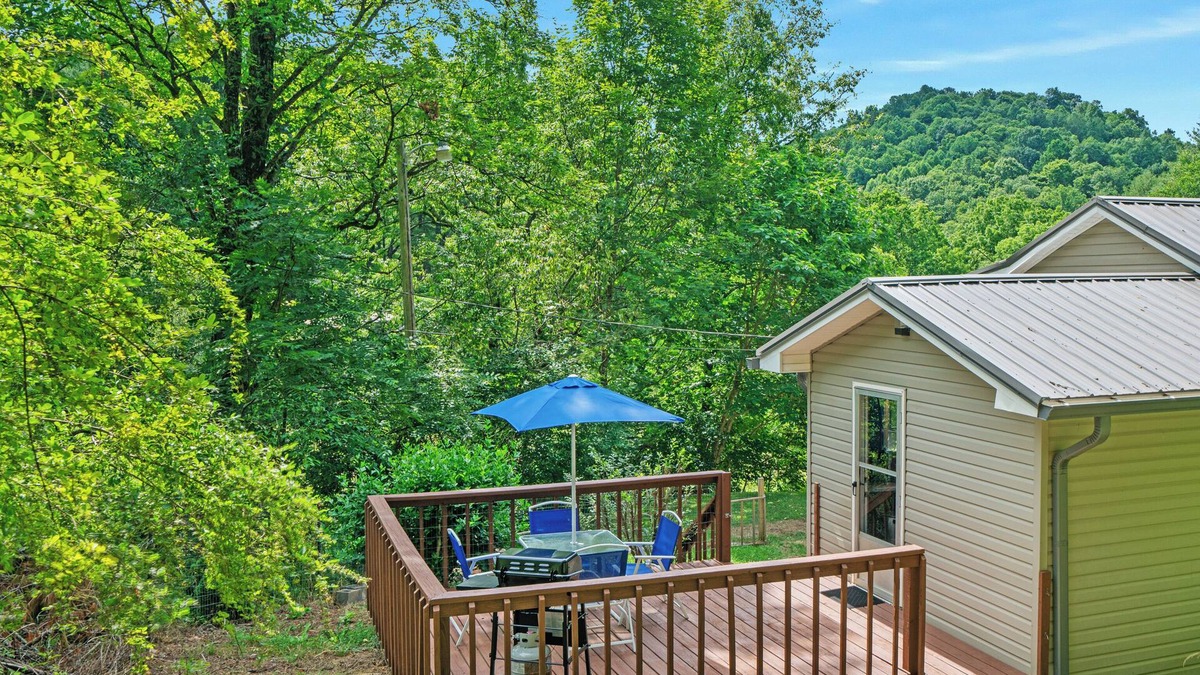 Bakersville House | The Honeycomb Hideout-Charming 2-bedroom house in marvelous Bakersville