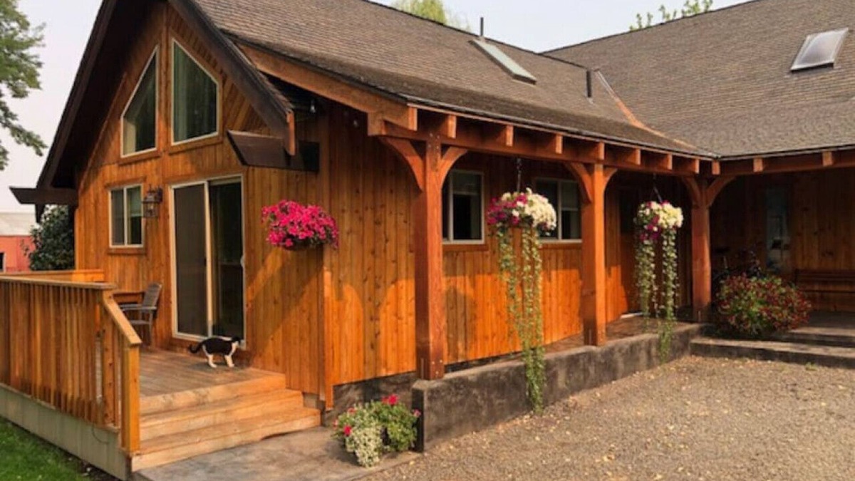 Walla Walla Apartment | The Honeymoon Suite, hot tub, full kitchen