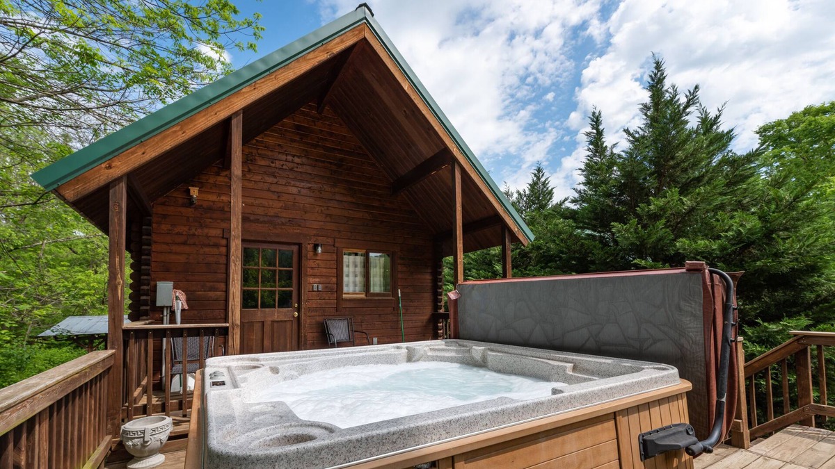 Luray Cabin | The Hook cabin-hot tub, mountain views & more!