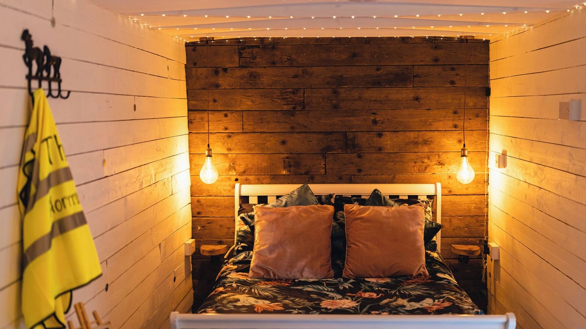 County Meath Cabin | The Horrrsebox Tinyhouse🐎nQuirky romantic Tiny House with Hottub In Ireland.
