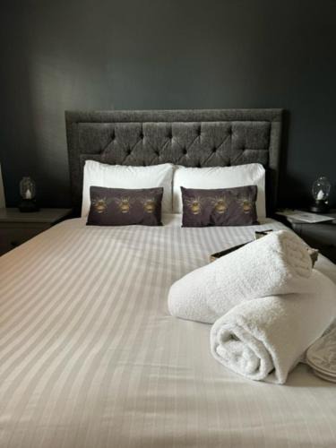 Cooling Hotel | The Horseshoe & Castle