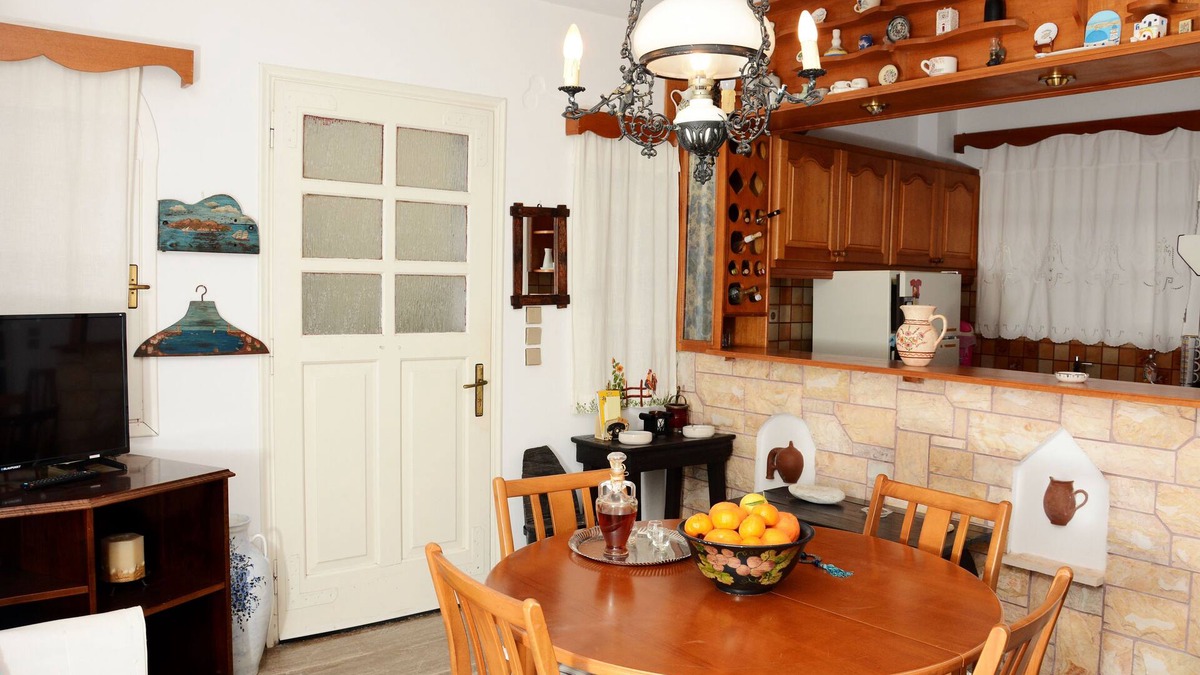 Naxos Apartment | The house is located in the central square of the historical village Kynidaros