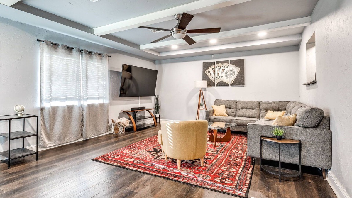 South Oklahoma City House | The House of Cards- just 8 mins to airport!