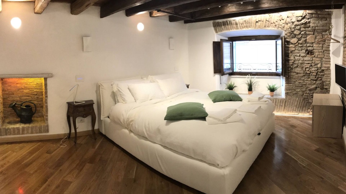 Navona Apartment | THE HOUSE OF THE MARBLES, a 5 minute walk to the Colosseum and the Vatican