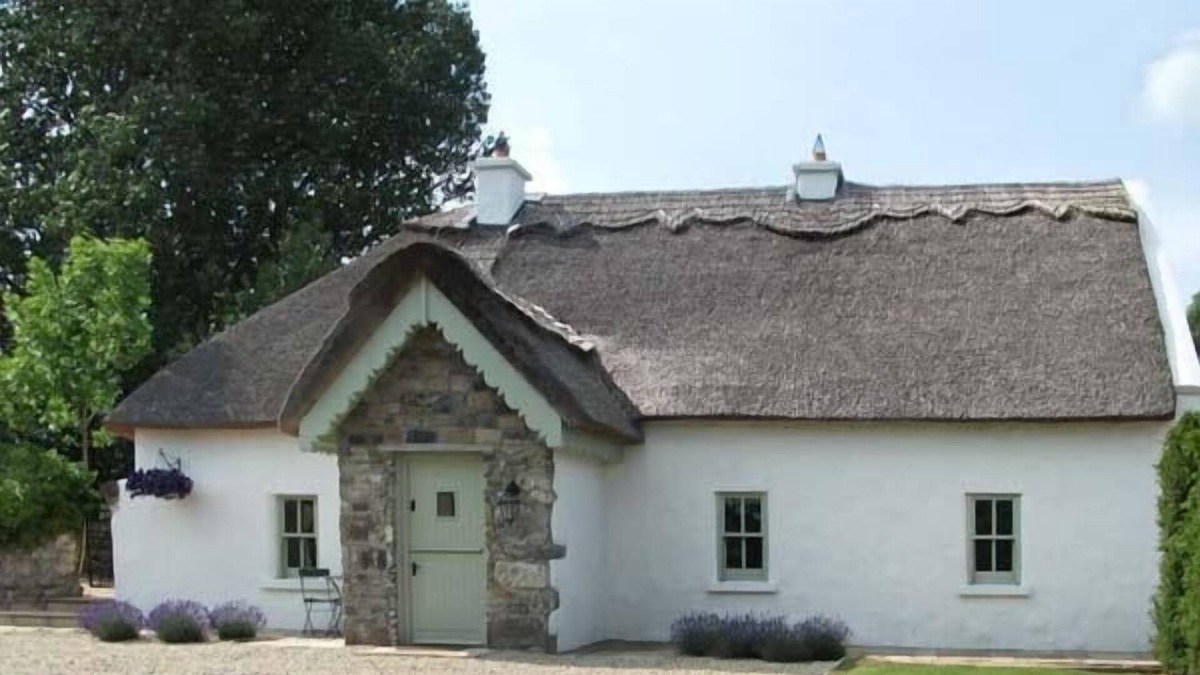 Woodford Cottage | THE HUMBLE DAISY, pet friendly in Woodford, County Galway