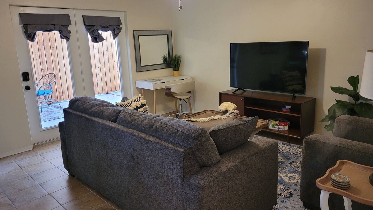 Ozona House | The Hummingbird- Stylish Retreat