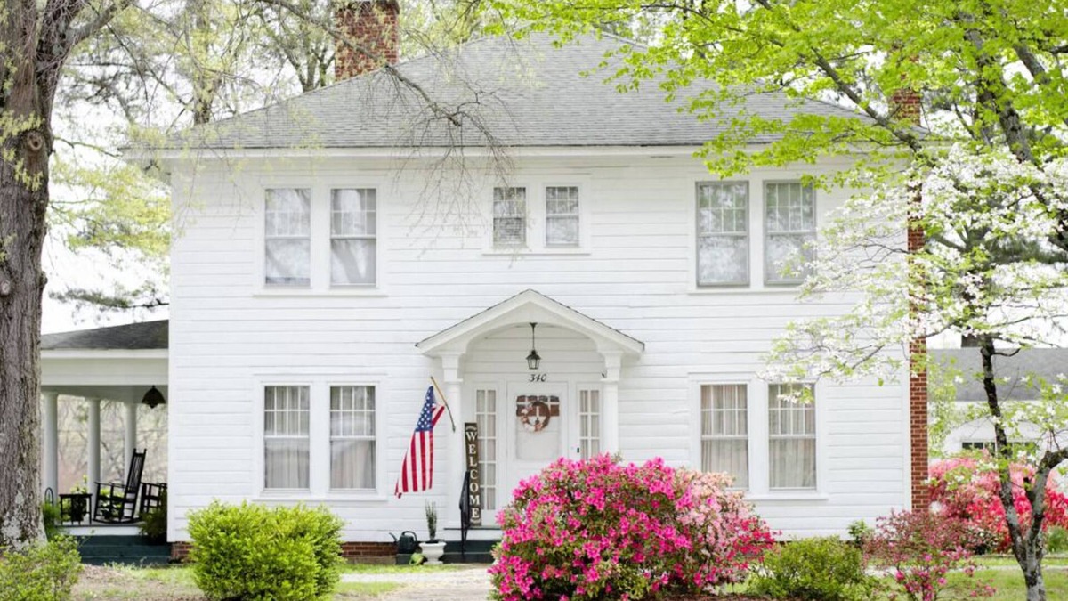 Lattimore Bed & Breakfast | The Hunt House Bed & Breakfast: A traditional country home, away from home!