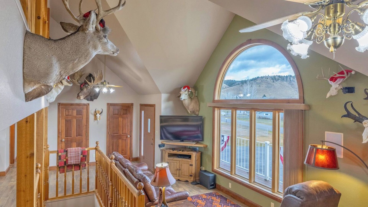 Helena House | The Hunter's Lodge on Hauser: The Perfect Getaway!