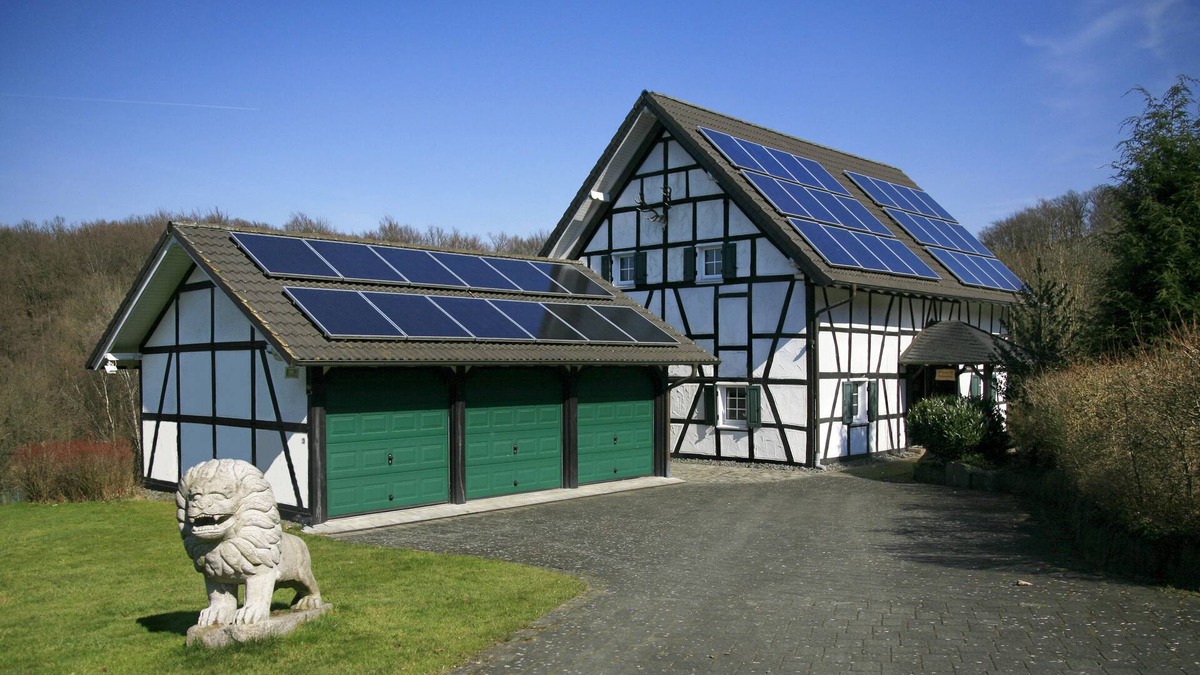 Ruppichteroth House | the hunterlike character of the house is reflecting all around