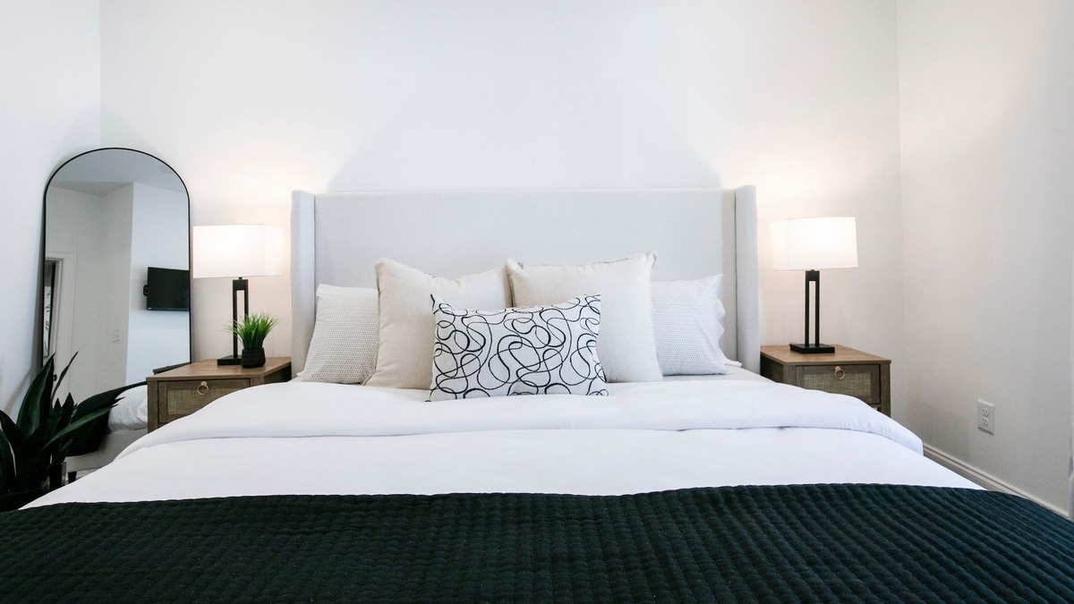 Oxford House | The Hurley, 3BR Cozy Townhouse by VelvetDitchVilla