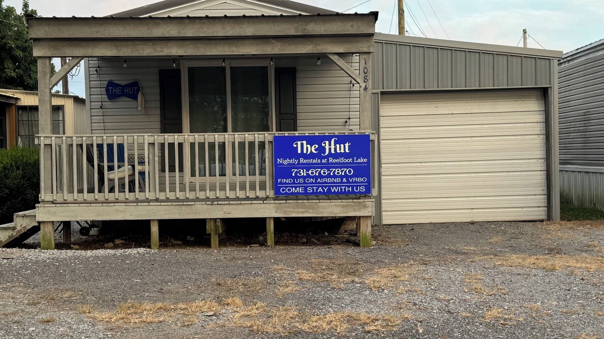 Hornbeak House | The Hut. Cozy 2-bedroom mobile home on peaceful Reelfoot Lake with boat shed