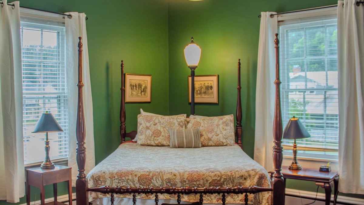 Clinton Apartment | The Ilex Room - Private studio w/Ensuite Bath in Historic Downtown Home