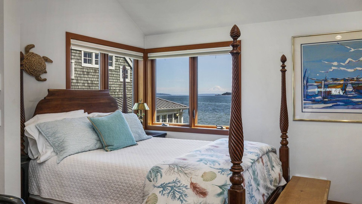 Indianola House | The Indianola BoathousenSleeps 2 in queen bed. Additional fees for 2 twin beds