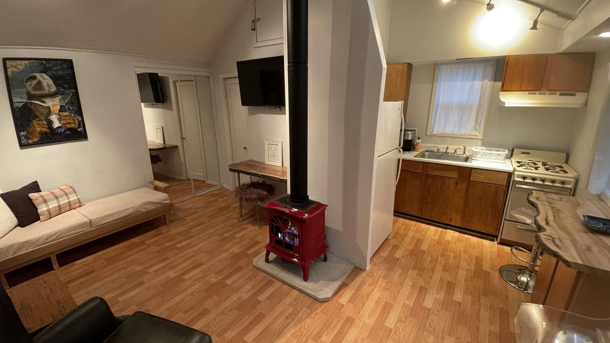 Siskiyou-Hargadine Historic District Cottage | The Indigo Cottage 5 Min walk to Downtown Ashland