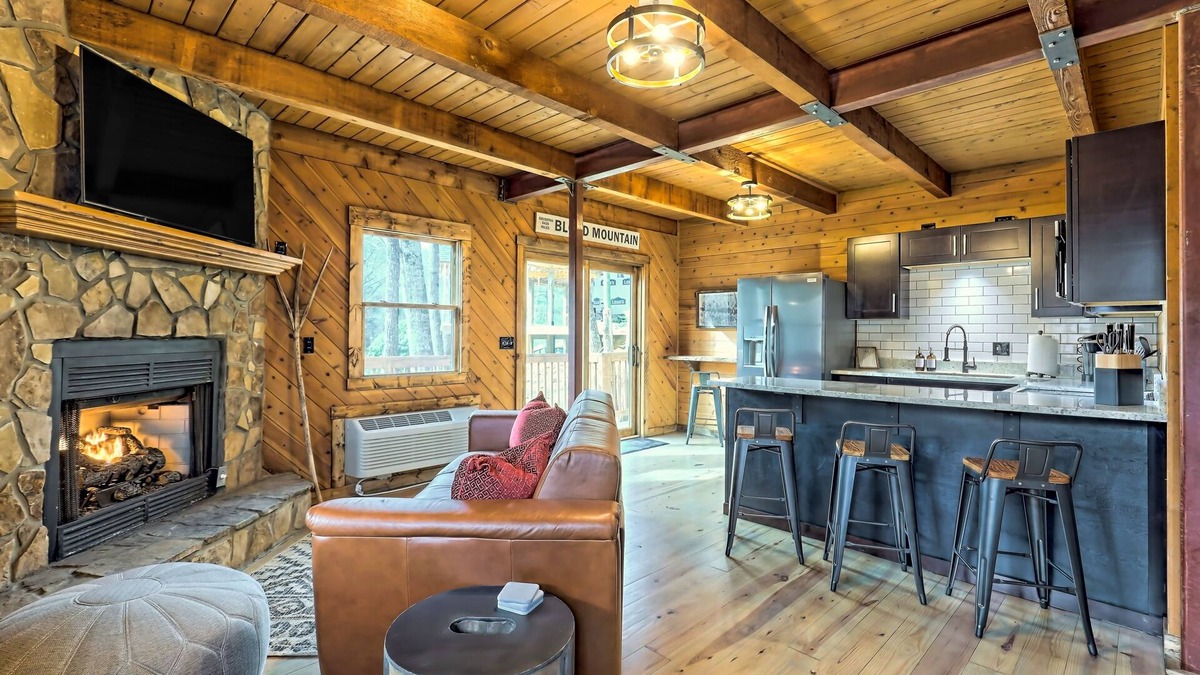 Blairsville Cabin | The Industrial | New woodland cabin in Blairsville with great deck & fireplace