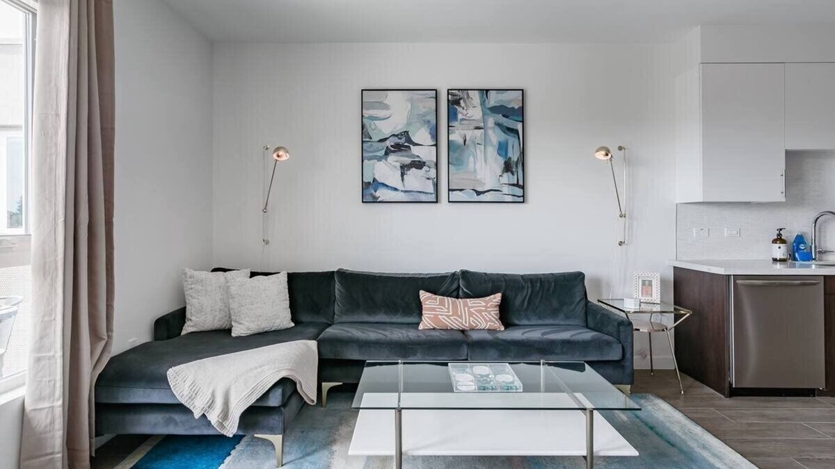 Carthay Circle Condo | The Industrial Suite
