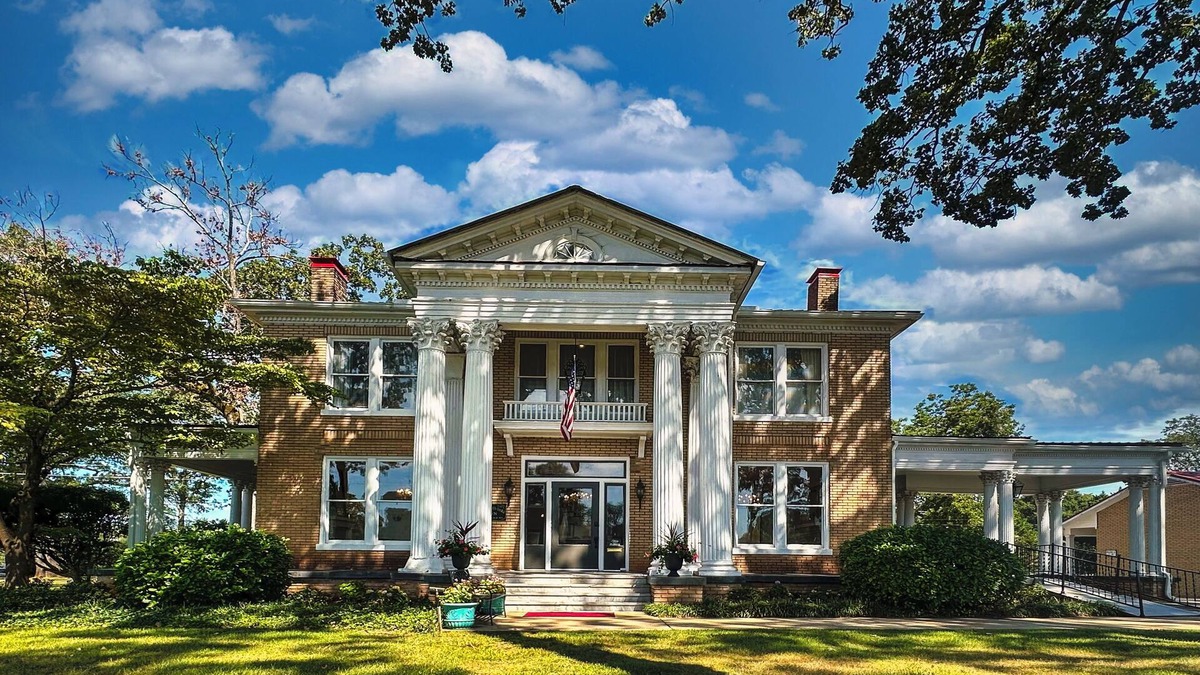 Lavonia Hotel | The Inn at Southern Oaks located in Historic Lavonia, GA, close to Lake Hartwell
