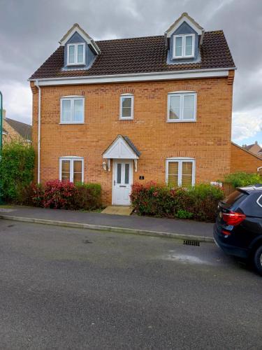 Peterborough House | The Iris house is close to city centre and is ideal for tourists, visiting family members or work related activities including contractors