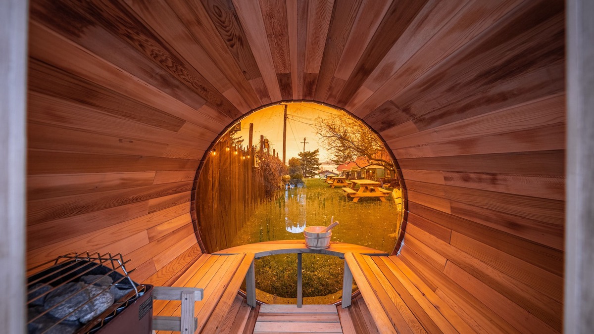 Woods Bay Hotel | The Islander Inn