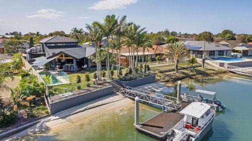 Yamba House | The Islander - Waterfront with Pool