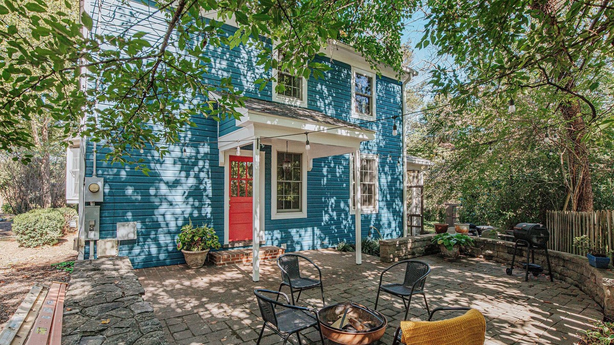 Waynesboro House | The Ivy Cottage. Downtown, Historic Charm, allows dogs!