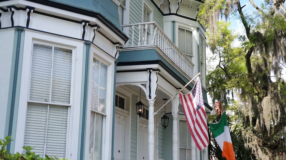 Historic Downtown Savannah House | The Janie: Downtown Victorian by Forsyth. Timeless Comfort & Style. Free Parking