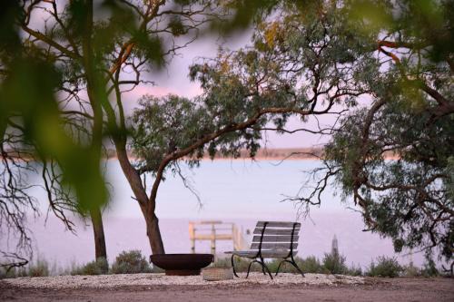Barmera House | The Jetty Hut - Lake Frontage Barmera Riverland