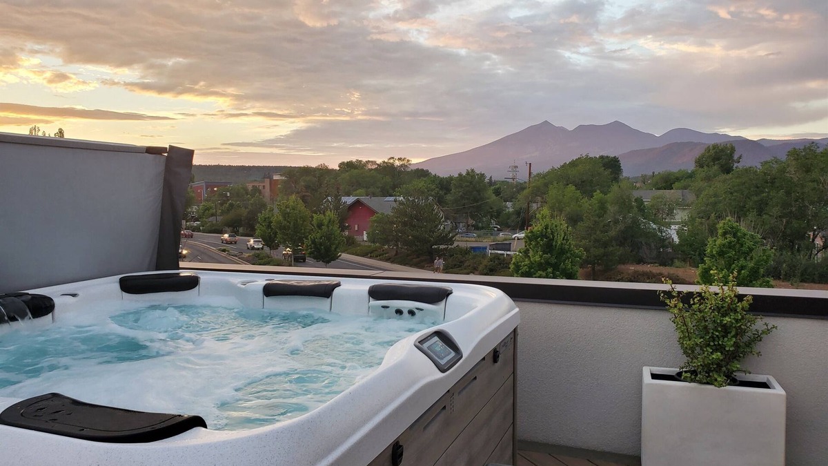 Southside Cabin | "The Juniper Roost"-Gathering Tree's 6 Boutique Suites w/banquet hall, hot tub.