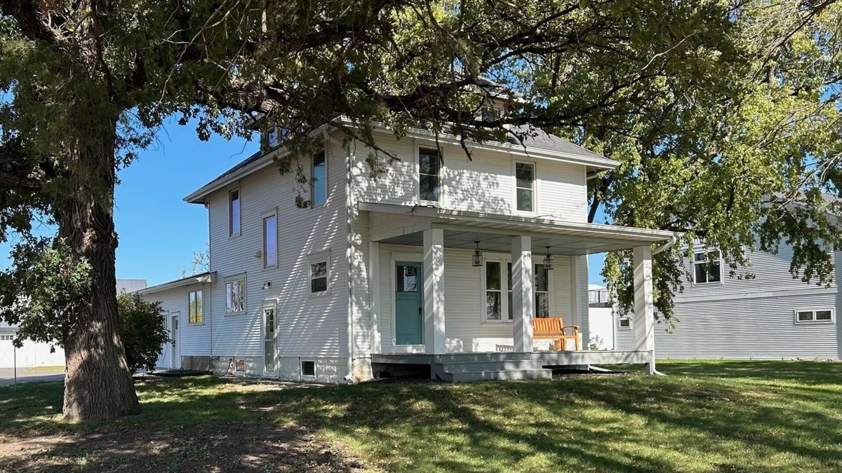North Mankato House | The Kato Farmhouse - Located Near Ball fields, Golf Course, & Bike Trails
